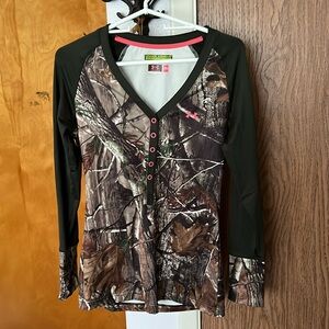 Women’s under armour top
